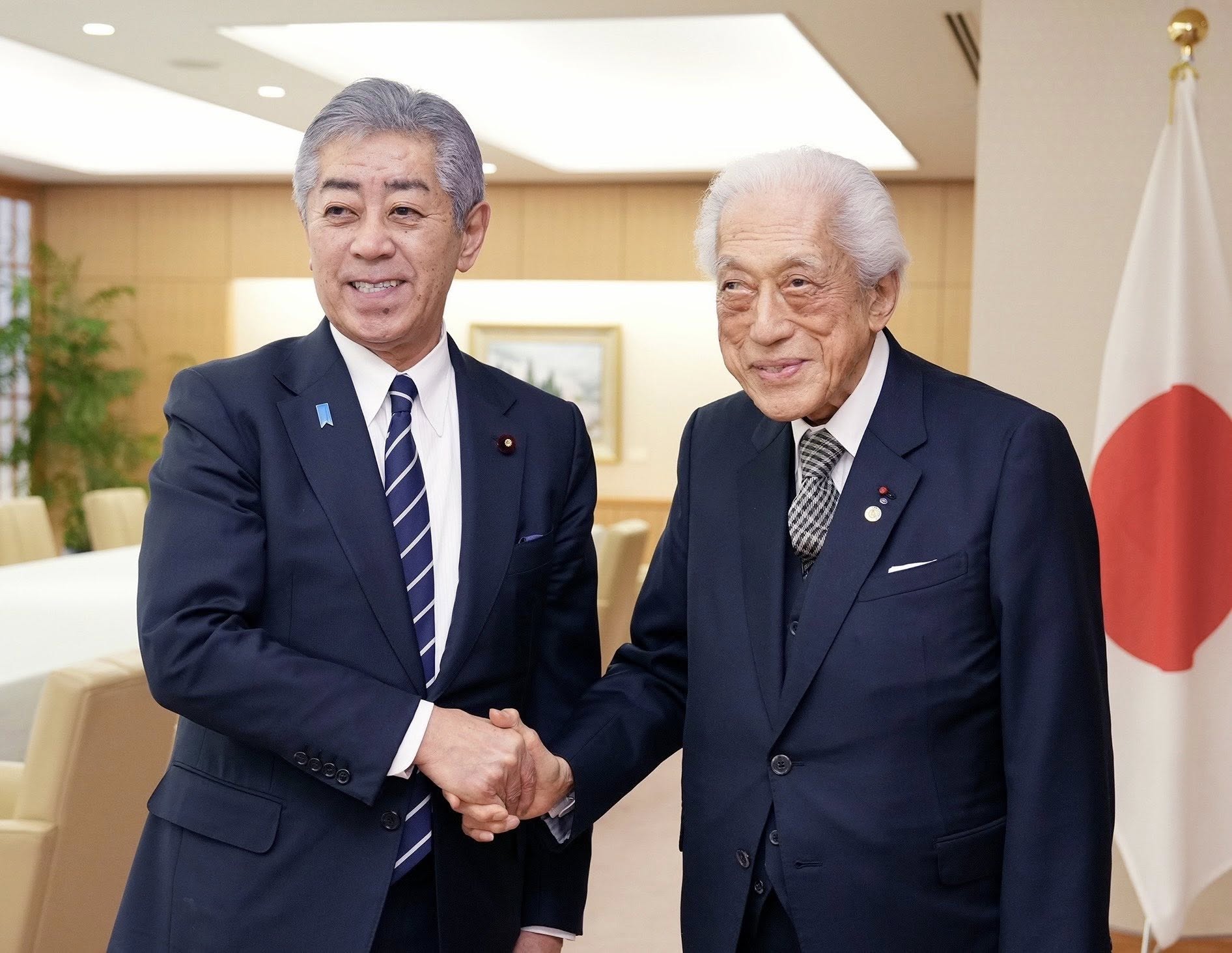 千玄室・茶道裏千家大宗匠に外務省参与の辞令を交付 | 岩屋